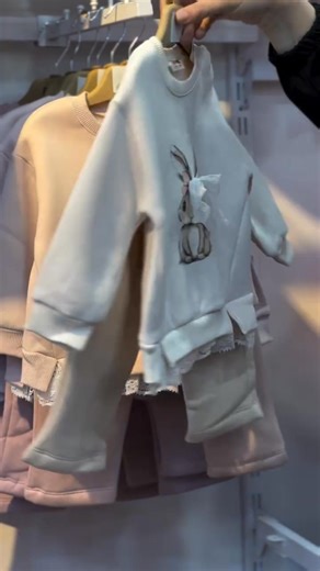 16K views · 349 reactions | Ensemble 2 pièces pour bébé fille 勺 Taille:6-9 mois jusqu’à 18-24 mois Livraison disponible 58 wilayas  Commande sur whatsapp Numéro:0560474354 Soyez les bienvenus 朗 | Rose et Bleu Oran | Facebook