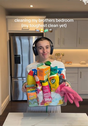 My toughest clean yet … my brother’s biohazardous room. I still can’t wrap my head around the fact that a girl willingly sleeps in this room, surely that room is a major red flag 🚩 🤣 #Cleaning #cleaningmotivation #cleaninghacks #cleanwithme #satisfyingclean
