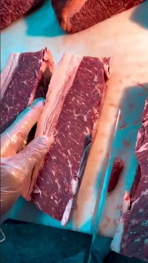 how to cut New York strip steak #meat #cookingtips #steak #meatable #beef #dryagedbeef #meatcandy