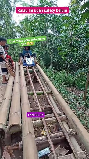 4.3K reactions · 115 shares | Naik lorinya pake helm biar #safety  #kpciherang #kampungviral #fypシ゚viralシfypシ゚viralシalシ | Iyad Supriyadi | Facebook