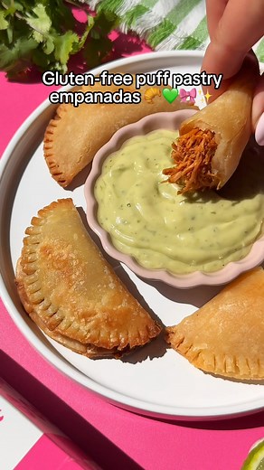 These GF empanadas ARE the moment 🌟 All the things you can do with our puff pastry continues to blow our minds 💕 All you need: ✨ 1 sheet Sweet Loren’s Puff Pastry ✨ Egg wash or milk wash ✨ Filling of choice (we used chipotle chicken & beans and cheese) ✨ Sauce of choice (we used avocado cilantro 🥑) Instructions: 1) Preheat oven to 425F. Roll out puff pastry, cut small circles out using a large cookie cutter or small bowl 2) Roll remaining puff pastry into a ball, flatten, and cut more circles
