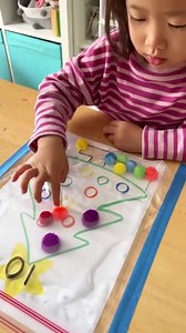 You have to try this hands-on counting activity with your little ones! This checks so many important learning objectives: counting, colour matching, fine motor skills and it’s absolutely fun for children! 👉🏻 Recommended for 2 to 6yo 👉🏻 For 2 to 3yo, write a number and practice counting from 1 to 12. For 4 to 6yo, write a simple addition or subtraction problem on the star. 🎄 Find more Christmas theme activities here: https://happytotshelf.com/christmas-learning-activities-and-shelf/ | Happy 
