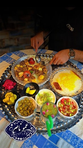 ‎سبزوارفوری | sabzevarfori‎ on Instagram‎: "چرا بهش می‌گن طعمِ قاتل؟ چون از همون لقمه‌ی اول، قفل میشی رو مزه‌اش 😋 یه غذا که فقط سیرت نمی‌کنه… حس میده نوستالژی میده❤️ همون طعمی که دنبالشی و هیچ‌جا پیداش نمی‌کنی👌🏻😍 اگه جرأت داری امتحانش کن…😉 آدرس کافه رستوران عمو ناصر 📍 میدان سه گوش شماره تلفن کافه رستوران عمو ناصر ☎️ 051-44247788 051-44246677 #طعم_قاتل #تاس_کباب #غذای_ایرانی #سفره_سنتی #غذا #آشپزی #خوشمزه #فود #فودپیج #فودلاور #سبزوار #عمو_ناصر #رستوران #اکسپلور #اکسپلور_اینستا"‎