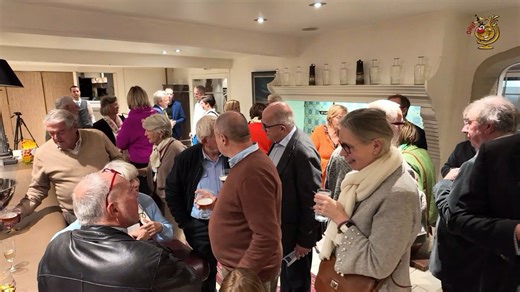 VIDEO/INTERVIEWS.....Woensdag 29 oktober werd in De Hophoeve te Affligem een cheque van 2.000 euro overhandigd door Rotary Aalst-Noord aan Kerst in de Stad. Deze organisatie organiseert elk jaar tijdens de kerstperiode een groot kerstfeest voor mensen die het financieel moeilijk hebben. We hadden een gesprek met Kristel De Vrindt, voorzitter van Kerst in de Stad, en met Xander Glavas, voorzitter van Rotary Aalst-Noord . | Oilsjt Een Weireldstad