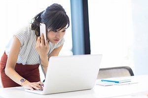 電話応対の基礎！電話でのビジネスマナーはクッション言葉がポイント [ビジネスマナー] All About