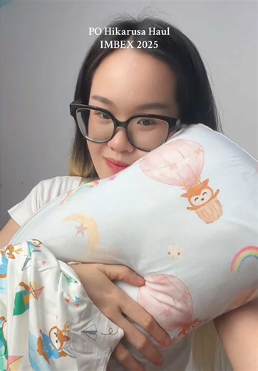 ✨ Hikarusa PO Imbex 2025 Haul All PO from Snackschoices members sudah sampai dan semuanya gemes banget! Dari pillow, bolster, sampai blanket motif terbaru Playing. Tencel-nya itu selembut itu, fluffy tapi nggak kempes. No wonder pada repeat order 🫶💚 PO Imbex sudah closed, tapi kalau mau order / nambah / coba Hikarusa, masih bisa kita bantu order OTS tanggal 28–30 Nov nanti. DM atau join group ya mom sist 💛 #Hikarusa #Imbex2025 #JastipImbex #POHikarusa #bantaltencel