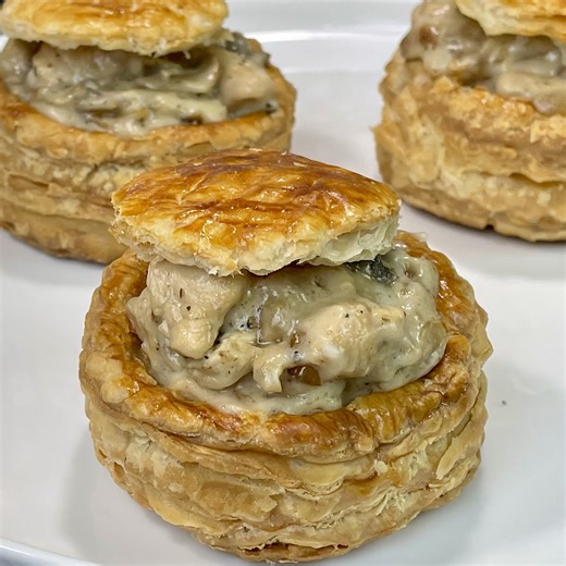 299K views · 5.3K reactions | Vos convives vont se régaler ‍ Bouchées à la reine bien crémeuses au poulet Ingrédients : 400g de pâte feuilletée (ou 2 pâtes feuilletées du commerce) 1 œuf pour la dorure Béchamel : 200ml de lait 1 c.à.s de beurre 2 c.à.s de farine Une poignée de fromage râpé Sel, poivre, muscade Farce : 150g de champignons 1 oignon 300g de poulet Huile d’olive Sel, poivre, gingembre, herbes de Provence | Deli Cuisine | Facebook