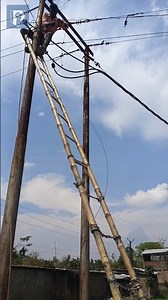 See how lineman tighting the LT conductor.. ✅💡 #lineman #viralvideo #reelsindia
