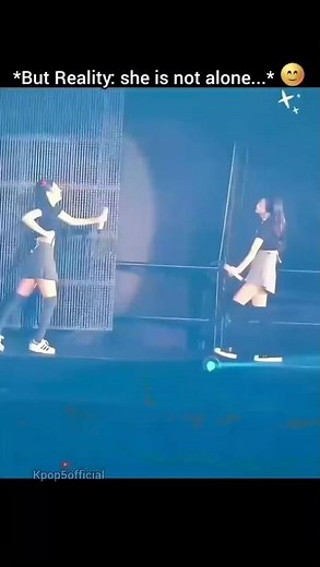 jisoo unnie sister alone，don't worry she is not alone 😭 #lisa #rose #jisoo #blackpink #블랙핑크 #shorts