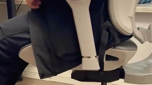 办公族的“续命神器”来了！Xiaomi鼠标M320轻巧静音，握感舒适，连续使用5小时不累手，长时间码字、刷数据更高效！