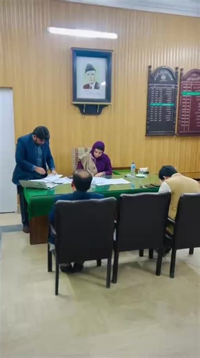 کمالیہ۔ اسسٹنٹ کمشنر کمالیہ اقرا ناصر نے میونسپل کمیٹی کے ریکارڈ کا تفصیلی معائنہ کیا۔ اس موقع پر انہوں نے مختلف امور کا جائزہ لیتے ہوئے ریکارڈ کی درستگی اور شفافیت کو یقینی بنانے کے لیے متعلقہ افسران کو ضروری احکامات جاری کیے۔ اسسٹنٹ کمشنر اقرا ناصر نے ہدایت کی کہ تمام دفتری ریکارڈ بروقت مکمل اور اپ ڈیٹ رکھا جائے جبکہ سرکاری امور میں کسی بھی قسم کی غفلت یا کوتاہی برداشت نہیں کی جائے گی۔ انہوں نے مزید کہا کہ عوامی سہولیات سے متعلق معاملات میں شفافیت اور میرٹ کو ہر صورت یقینی بنایا جائے۔ #cmpunja