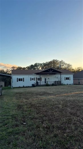 勞 two beds two baths and over 1500 ft.² with direct water access 朗  7425 Hickey Rd, Azle, Texas  pet friendly too!  this is a true rental gym because it is hard to find a home with direct water access in the Fort Worth area! For all of the details on this beautiful home or to see it in person, let’s connect 﫱‍﫲  thomasscott@judgefite.com  803-553-0771 #thomasscottrealtor #thomasscottrealestate #dfwrealtor | Thomas Scott Real Estate | Facebook