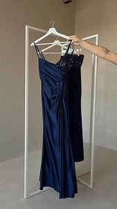 💙 Tmavě modrá je nová černá. Elegantní, luxusní a dokonale party ready ✨ Naše tmavě modrá kolekce společenských šatů je přesně ten moment, kdy chceš vejít do místnosti a všichni se otočí… 🫦🌙 Satén, flitry, řasení i rozparky – protože Vánoce i Silvestr si zaslouží outfit, který září stejně jako ty. ✨ Styling tipy: 💎 stříbrné šperky = maximální glow 👠 nude nebo metalické podpatky = prodlouží nohy 🖤 černé psaníčko = classy vibe Ideální na: večírky, plesy, oslavy i gala night ✨ 💌 Který střih 