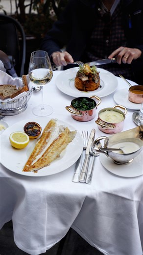 10 restaurants typiquement français à Paris 🇫🇷⤵️ 1- Le 39V Écrin suspendu avec une cuisine française d’exception ! 💶 Env 100€-150€ / pers @le39v_paris 📍39 Av. George V, 75008 Paris 2- Magdalena Brasserie traditionnelle avec une belle carte de spécialités françaises 💶 Env 40-60€ / pers @magdalena_brasserie 📍 16 Pl. de la Madeleine, 75008 Paris 3- Brasserie Molitor Brasserie française, les incontournables : la soupe à l’oignon gratinée et le cordon bleu au comté @molitorparis 📍 10 Av. de la