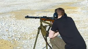 详解瑞士富雷尔M25轻机枪（LMG25轻机枪）+靶场三脚架状态下射击_哔哩哔哩_bilibili