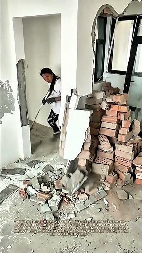 壁面崩落: 軟柄ハンマーが導く効率的な解体術