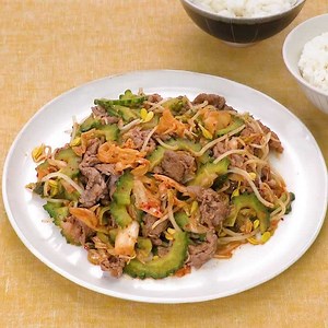 ほろ苦さがやみつき！ ゴーヤーと牛肉のキムチ炒めのレシピ動画・作り方 | デリッシュキッチン