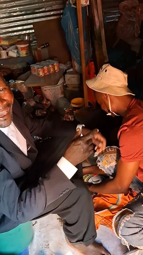 Sekuru vaBee vachigeza kugadzirira kuenda kunehama dzavo vachipfeka suite zvavo honai kuchena chete asi ndinokutendai mhuri yekwamugorondi nerudo rwamuinaro 🙏🙏🙏🙏 #fbreelsfypシ゚viralシ #trendingreels #StarsEverywhere | Rejoice Mache