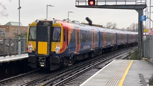 「第三轨供电通勤铁路」英铁Class 458型动车组重联 跨站通过Wandsworth Town （阿尔斯通/英国西南铁路/Coradia Juniper系列）