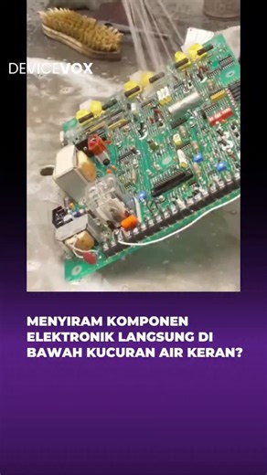 devicevox on Instagram: "Banyak dari kita pasti refleks merasa ngeri melihat papan sirkuit hijau (PCB) disikat dengan air sabun seperti sedang mencuci piring. Namun, secara teknis, air sebenarnya bukanlah musuh utama perangkat elektronik selama tidak ada aliran listrik yang mengalir di dalamnya. Metode pembersihan ini sering divalidasi dalam dunia reparasi profesional untuk mengangkat sisa flux atau kotoran membandel yang menempel setelah proses penyolderan, terutama jika menggunakan jenis water