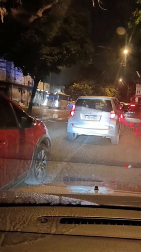 AHORA | Caos vehicular por siniestro vial en Asunción.Un siniestro vial registrado en la intersección de Rodríguez de Francia y Paraguarí genera importantes demoras en el tránsito.Conductores reportan congestión en la zona y circulación lenta. Se recomienda evitar el área y optar por vías alternativas mientras se normaliza la situación.