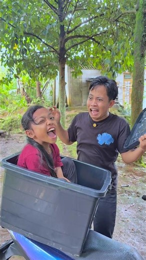 Ayuda kaget si nyai tiba tiba dalam kotak