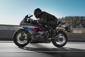 2024 YAMAHA YZF-R7台灣發表，售價416,000元：新色淺灰搭配紅藍logo，賽博龐克未來感上身！