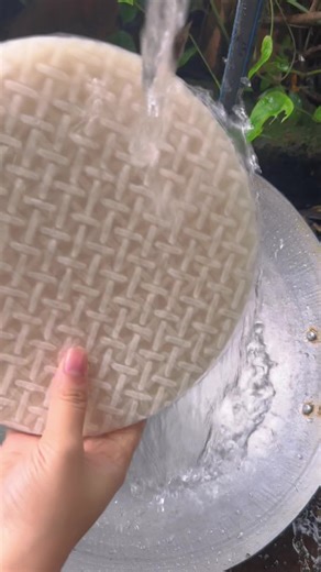 Bánh tráng nhúng nước chấm muối tắc