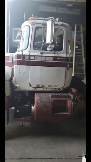 Mack R Model Hauling the Trailer Out 🔥