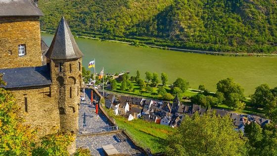 Bacharach Duitsland – Middeleeuws Rijnstadje met Wijngaarden