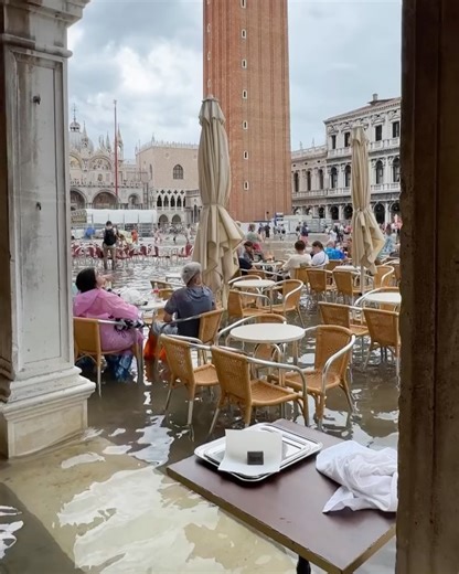 Vacations on Instagram: "Surreal scenes from #Venice during 'Acqua Alta' (high water) - an exceptional high tide that floods the city every year. Here are some incredible images from 2019 and also 2024 when Venice flooded 😟🇮🇹 . Photos by ⬇️ Photo 1, 5, 6, 10 by: @aquaapartments Photo 2 by: @paolodavenezia Photo 3 by: @rossetti92 Video 4, 7, 9 by: @venicetravelers (2024) Photo 8 by: @evaexplora . *Acqua Alta* in Venice refers to the seasonal high tides that periodically flood parts of the city