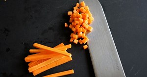 Tailler une brunoise de carotte