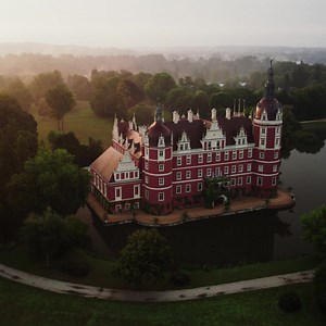 👑 Have you ever dreamed of stepping into a fairy tale? In Saxony, this dream can come true, because there are more than 1,000 castles, palaces, gardens, and fortresses here. 🎬 Saxony's palaces are not only popular photo spots, they have also starred in films! Have you ever seen „The Grand Budapest Hotel“? Some of the most famous scenes were filmed at the Zwinger in Visit Dresden and at the impressive Kriebstein Castle. Speaking of famous scenes – did you know that the remake of „Charlie's Ange