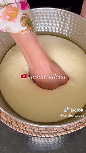 Pizza moelleuse avec garniture délicieuse