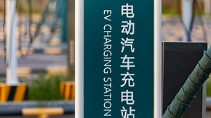 我国新能源汽车市场渗透率达35.2%，保有量占全球一半以上_锋线视频_澎湃新闻-The Paper