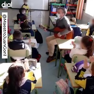 822K views · 35K reactions | Estos días un maestro andaluz se viralizaba en redes sociales al compartir un vídeo de un aula de niños pequeños cantando al unísono Aprieta, el conocido tema de Manuel Carrasco, mientras el docente los acompañaba guitarra en mano. La energía que contagia el vídeo ha conquistado a Twitter y al propio artista. | Cadena Dial | Facebook