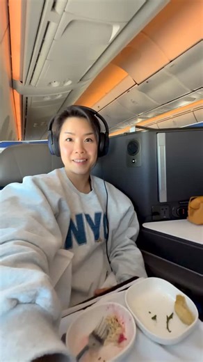 so @united just launched the only nonstop flight from the US to Adelaide (making them the largest US carrier to Australia!) and i got to be on the inaugural, which!!! as a long-time United flyer, this was a dream partnership come true, and genuinely one of the coolest trips i’ve ever taken i’ve been loving learning how they’re revamping their food & wine menu and really love how they’ve started incorporating regional influences. i will shamelessly admit that i had two of the mango pavlovas strai