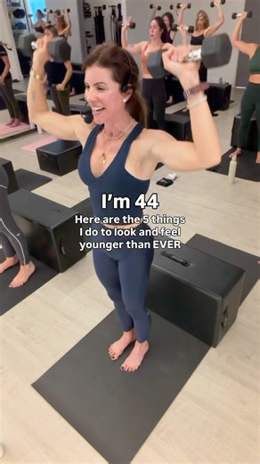 Jessica Gershman on Instagram: "I’m 44… and here are the 5 things I do to look & feel better than ever 👇 1️⃣ Sleep is non-negotiable. Eight hours isn’t lazy — it’s strategic. Hormones, skin, recovery, metabolism… they all depend on it. Yes, I’ll miss a party for it. Zero regrets. 2️⃣ I move every single day. Not always hard — but always something. Walking, stretching, Pilates, flow… Movement moves stuck energy, boosts mood, and keeps my body young. 3️⃣ Protein at every meal. Muscle is your meta