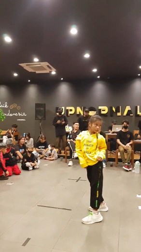 This whacking dance special perform for my judges @yccesnazzz 🤩 #miracledancers #freestyle #kidsdance | Azizah Mrds