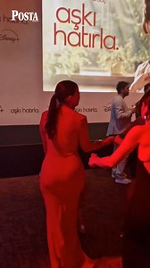 16K views · 39 reactions | Hande Erçel, 'Aşkı Hatırla' dizisinin galasında ekip arkadaşlarıyla dans etti. #handeerçel #aşkıhatırla #gala #sosyalmedya #dans #paylaşım #magazin #reels #tiktok #instagram #facebook #posta #haber #gündem | Posta.com.tr | Facebook