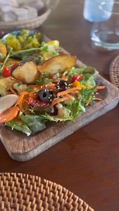 ✨ Découverte du week-end ! ✨ 📍 @restaurant_la_boheme_974 On est allés tester Restaurant La Bohème à Les Trois-Bassins et… WAOUH 😍 Ce lieu est juste incroyable : un cadre verdoyant avec piscine, des gazebos cosy, une ambiance chill et conviviale 🌴🍹 ￼ 🍸 On a commencé avec leurs cocktails de folie au bord de la piscine, parfaits pour se poser et profiter du moment. ￼ 🥗 En entrée, on a partagé une planche terre & mer délicieuse, pleine de rillettes de poisson, tartare frais, poulet croustillan