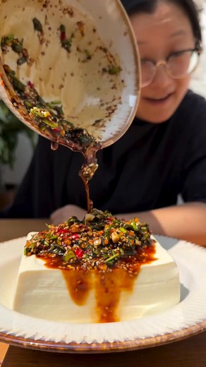 NO COOKING COLD SPICY TOFU this is inspired by the Korean Chinese-style “Hot Tofu” (烫豆腐）, a home dish popular among the Korean ethnic minority in Northeast China. This recipe requires no cooking, simply mix all the ingredients for the sauce, open a packet of soft/tender tofu and pour the sauce over, voilà🥳 it’s the perfect summer dish for when it is too hot to cook but you still want something yummy to eat😋 🌈Ingredients Soft/Tender tofu 400g Garlic 2 cloves Bird’s eye chili 3 Scallions 2 stal