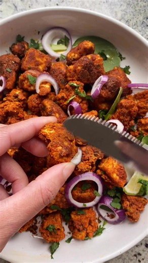 Take your tofu from plain to 🔥 next-level crispy with Indian spices.These Indian-inspired Tofu Koliwada bites are like spicy tofu nuggets with the most vibrant cilantro-mint chutney on the side. Serve as an appetizer, snack, or toss into a wrap or salad and call it dinner! 💚 Recipe in the comments #veganappetizers #tofurecipes | Vegan Richa