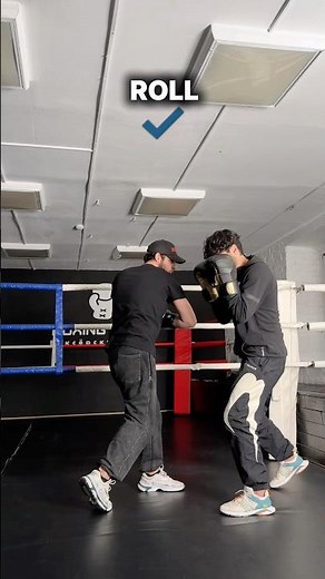 Slip and roll correct technique ✔️ #boxing #boxingcoach #boxingtraining #boxingskills #boxer