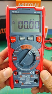 🚀 Conheça o AstroAI DM2000! 🚀 O multímetro digital que entrega precisão extrema com resolução de 20.000 contagens! 📈 Mede tensão, corrente, resistência, capacitância, frequência, temperatura e muito mais! 🌡⚡️ 🔋 Recursos extras? Temos! Retenção de dados, luz de fundo, lanterna, desligamento automático e alerta de alta tensão! 🔒 Segurança máxima: Fusíveis de cerâmica dupla e padrão CAT IV 600V! 🎒 Acompanha estojo para proteger seu equipamento aonde você for! Se é qualidade e segurança que v
