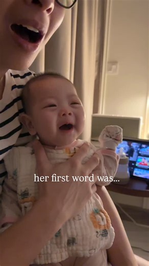 Kendall Chan on Instagram: "hello, everyone 👋🏻 hello hello, hello hello hehe ⭐️ #augustbaby #5monthsold #小星星"