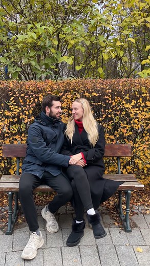 Kobiety nie łamie brak kwiatów. Nie łamią jej zapomniane daty ani rzadkie prezenty. Łamie ją coś innego: 1️⃣ Kiedy mężczyzna przestaje mówić. Nie dzieli się, nie tłumaczy. Po prostu milknie. I wtedy ona zaczyna sobie dopowiadać — a to zawsze boli. 2️⃣ Kiedy staje się chłodny. Nie dlatego, że przestał kochać, ale dlatego, że się przyzwyczaił. I już nie widzi wartości w tym, że obok jest kobieta z żywym sercem. 3️⃣ Kiedy przestaje widzieć w niej kobietę. Nie patrzy z zachwytem. Nie dotyka bez powo