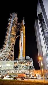 La fusée Space Launch System est installée sur le pas de tir LC-39B au Kennedy Space Center, avec le vaisseau Orion à son sommet. C’est le véhicule qui transportera des astronautes lors de la mission Artemis II, le premier vol habité autour de la Lune depuis Apollo 17 en 1972. Les fenêtres de lancement actuellement prévues s’étendent de février à avril 2026. Il ne s’agit pas d’un alunissage, mais d’un vol circumlunaire d’environ 10 jours, destiné à valider l’ensemble des systèmes humains avant l