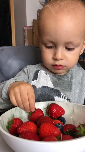 #babyfoodie #kidsreaction #weaningbaby #solids #funnykids #weaning | Kid Lover