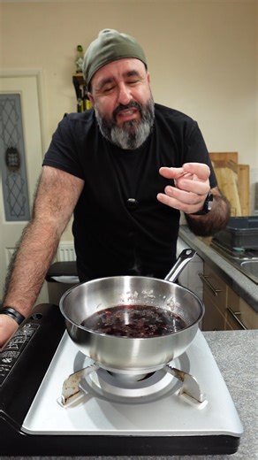 528K views · 7.3K reactions | O mancare mai fandosita astazi 藍藍 MUSCHI DE PORC CU SOS DE VIN ROSU SI PIURE DE CARTOFI DULCI, fandosita doar cu numele ca e super simplu de facut. E, daca vreti, propunerea mea pentru noaptea de revelion. Hai noroc si voie buna. Sa fiti iubiti 殺 #muschideporc #barbosu #retete | Barbosu | Facebook